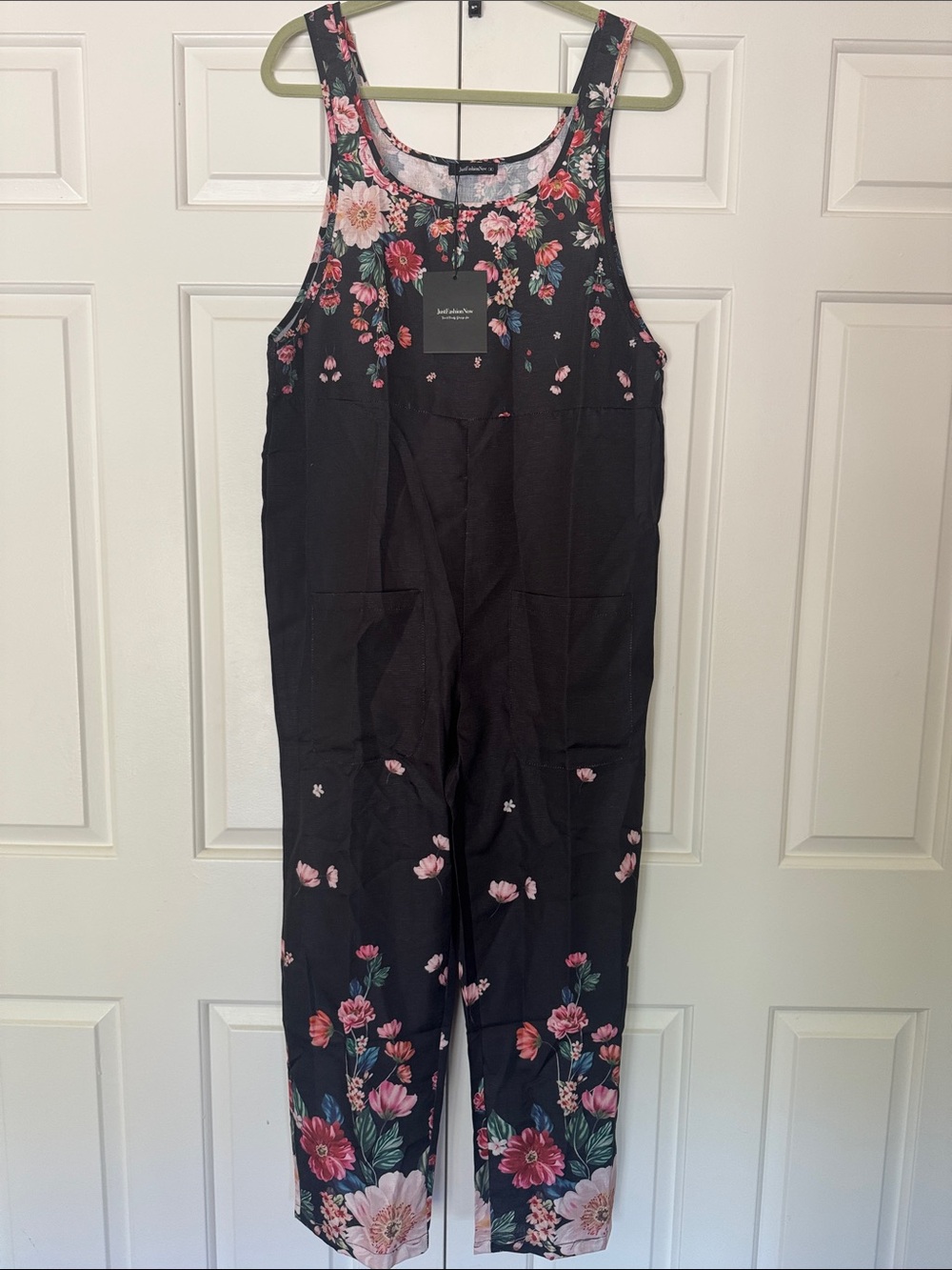 Just Fashion Now Women’s Floral Black Sleeveless Jumpsuit
